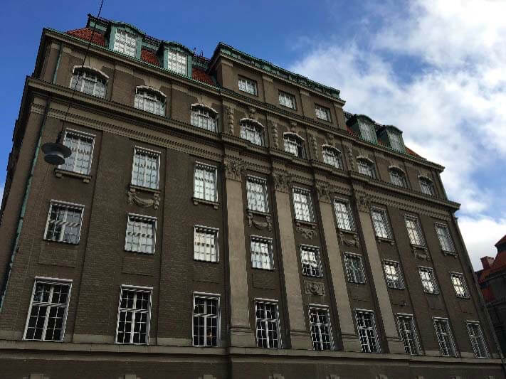 Bild på lägenhetshus där FK-Gruppen utfört en fönsterrenovering i Stockholm